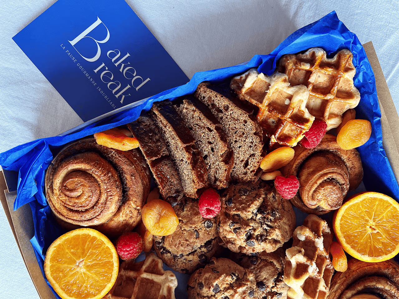 Plateau gourmand Baked Break : gaufres, cookies, brioches et fruits frais